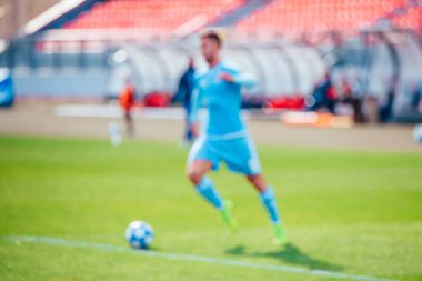 Bulanık arka plan, futbol, yeşil çimlerde mavili futbol oyuncusu