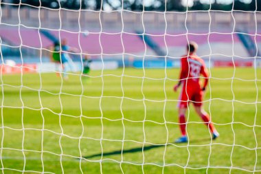 Futbol fotoğrafı, futbol ağı, arka planda kaleci.