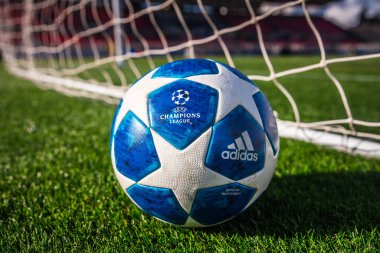 Madrid, İspanya, Ocak. Üç. 2018: Futbol kale direği, futbol ağı ve resmi Şampiyonlar Ligi topu