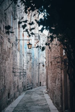 Akdeniz 'in büyüleyici eski sokakları
