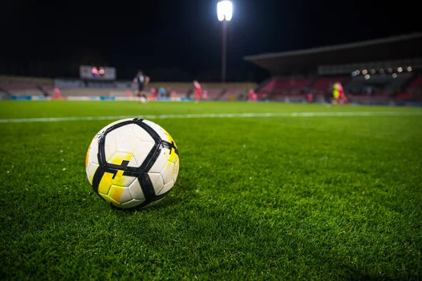 Pelota de fútbol en la hierba verde. Estadio nocturno, foto conceptual, editar el espacio — Foto de Stock