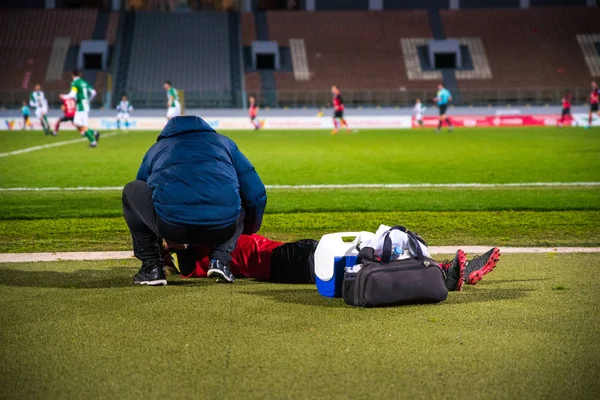 Ένας αθλητικός γιατρός φροντίζει τον ποδοσφαιριστή.. — Φωτογραφία Αρχείου