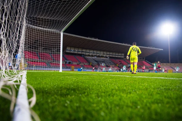 Fotboll, fotbollsmatch, målvakt och match på professionell stadion — Stockfoto