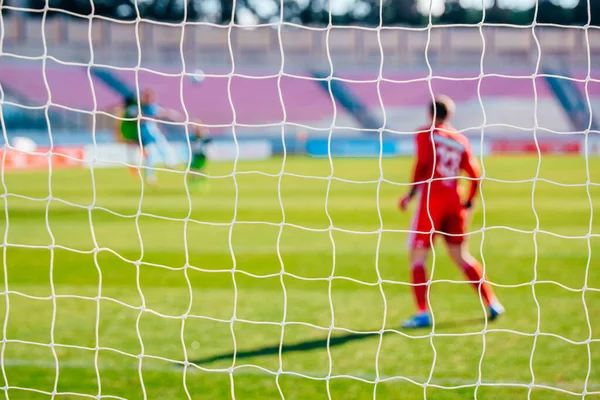 Φωτογραφία ποδοσφαίρου, δίχτυ ποδοσφαίρου, τερματοφύλακας στο παρασκήνιο — Φωτογραφία Αρχείου