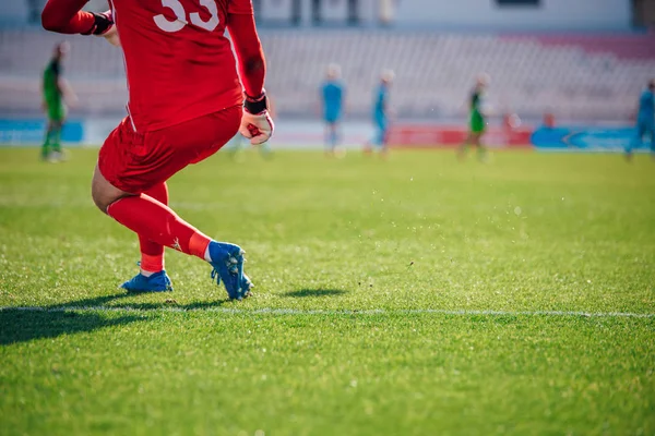 Fußballtorwart schießt den Ball raus — Stockfoto