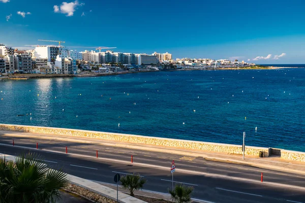 Летний отдых на Мальте. солнечный пейзаж, отели и голубое море — стоковое фото