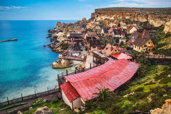 Malta, Il-Mellieha. Güneşli bir günde ünlü Mellieha köyü ve körfez manzarası