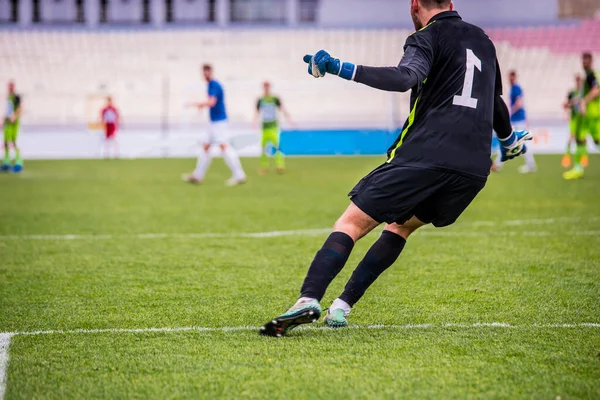 Fotbollsmålvakt sparkar bollen under fotbollsmatchen — Stockfoto