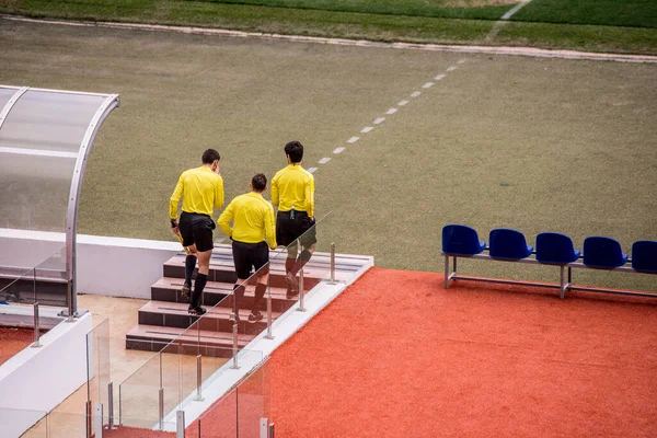 Drei Fußballschiedsrichter im Fußballstadion — Stockfoto