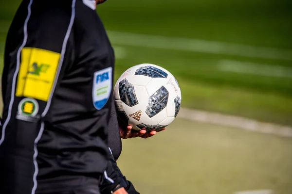 MADRID, ESPAÑA, ENERO. 3. 2018: Fútbol, árbitro de fútbol sosteniendo la pelota — Foto de Stock