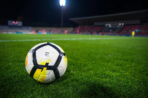 MADRID, ESPAÑA, ENERO. 3. 2018: Bola oficial de la Premier League Nike sobre hierba verde — Foto de Stock