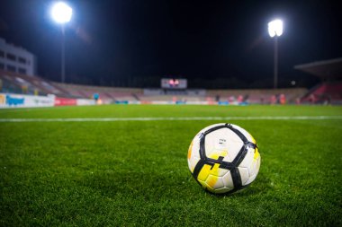 Madrid, İspanya, Ocak. Üç. 2018: Premier League Nike 'ın resmi futbol topu gece stadyumunda sahne ışığı altında