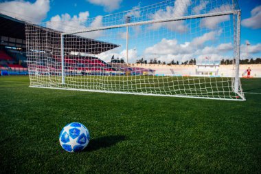 Madrid, İspanya, Ocak. Üç. 2018: Futbol kale direği, futbol ağı ve resmi Şampiyonlar Ligi topu