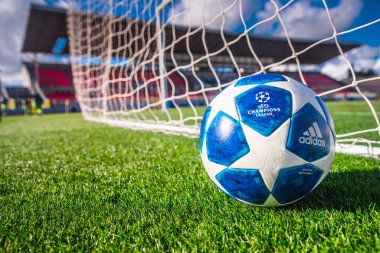 Madrid, İspanya, Ocak. Üç. 2018: Yeşil çimlerde Şampiyonlar Ligi resmi topu, arka planda futbol ağı