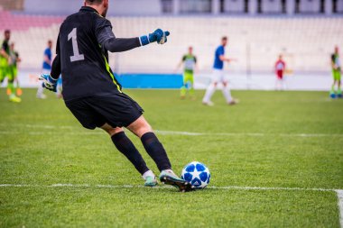 Madrid, İspanya, Ocak. Üç. 2018: Futbol kalecisi Ucl resmi topuna vuruyor