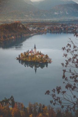 Slovenya Gölü. Küçük haccı olan güzel dağ gölü.