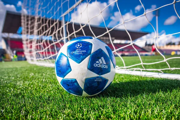 Madrid, Spanje, januari. 3. 2018: Blue Ucl wedstrijdbal, voetbalstadion op de achtergrond — Stockfoto