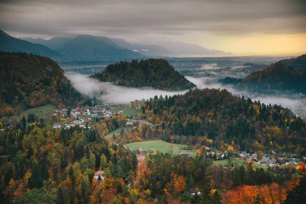 Paisaje otoñal lluvioso en colinas. Luz del amanecer en el fondo. Bled, Eslovenia . —  Fotos de Stock