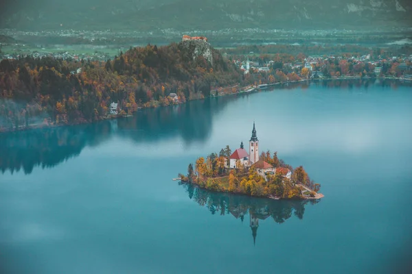 Bled with lake, island, castle and mountains in background, Slovenia, Europe — Stock Photo, Image