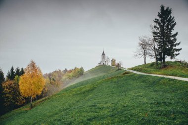 Jamnik, Slovenya, kiliseye giden yol