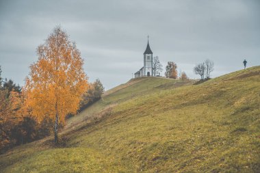Jamnik, Slovenya, kiliseye giden yol. Sonbahar manzarası