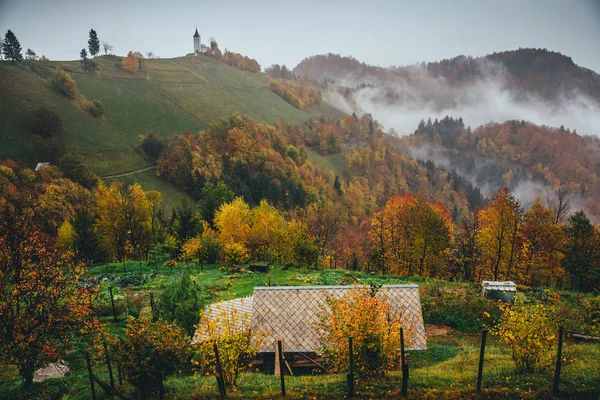 Vacker höst i kyrkan St. Primus och Felician, Jamnik, Slovenien . — Stockfoto