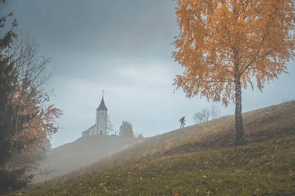 Man run outdoor near by Church of St. Primus and Felician, Jamnik, Eslovênia — Fotografia de Stock