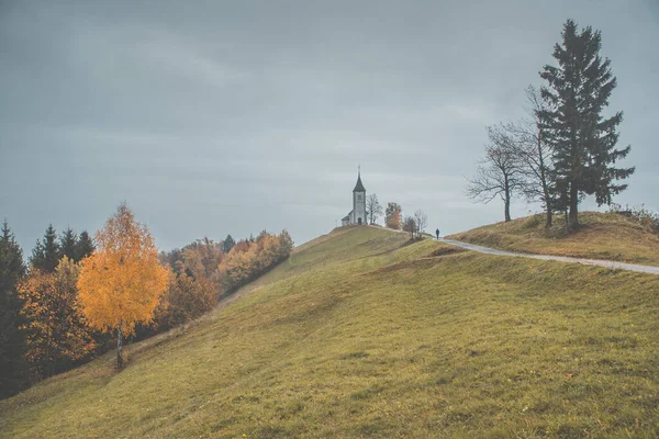 Igreja Jamnik na Eslovênia. Outono amarelo dia chuvoso — Fotografia de Stock