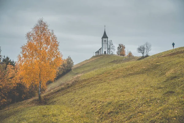 Jamnik, Eslovenia, camino a la iglesia. Paisaje otoñal —  Fotos de Stock