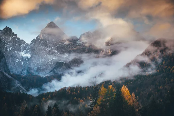 Mist och höst berg rock — Stockfoto