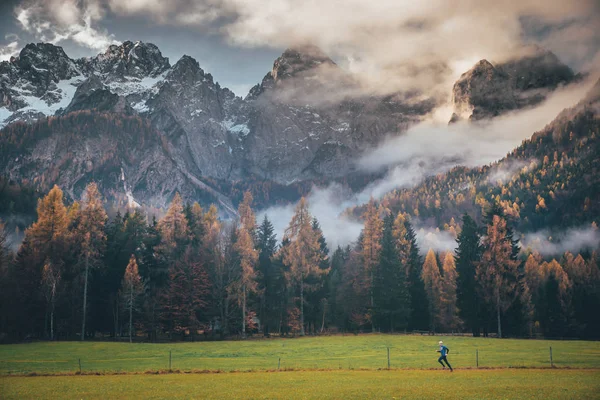 Spor fotoğrafı, açık havada aktif bir hayat. İnsan sonbahar dağlarında antrenman yapar. Alpler, İtalya — Stok fotoğraf