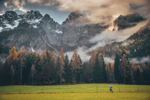 Sporcu sonbahar dağlarında koşar — Stok fotoğraf