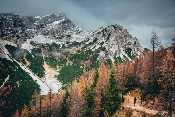 Harika sonbahar dağlarında koşan adam — Stok fotoğraf