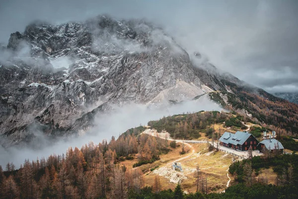 Hütte im Herbst nebligen Bergen. Alpen im Hintergrund — Stockfoto