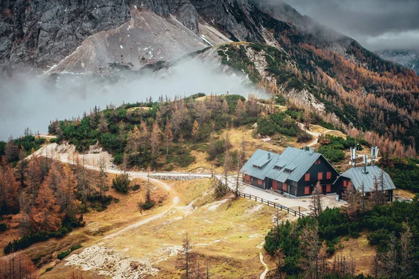 Postman's Lodge sul valico di Varsavia in Slovenia. Paesaggio autunnale — Foto Stock