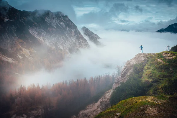 Inspirujące zdjęcie. Wędrowiec na szczycie wzgórza patrząc na piękne jesienne góry. Alpy Julijskie, Słowenia — Zdjęcie stockowe