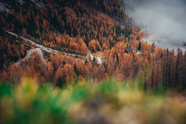 Orosz út Julian Alpokban ősszel. Vrsic Pass, Szlovénia — Stock Fotó