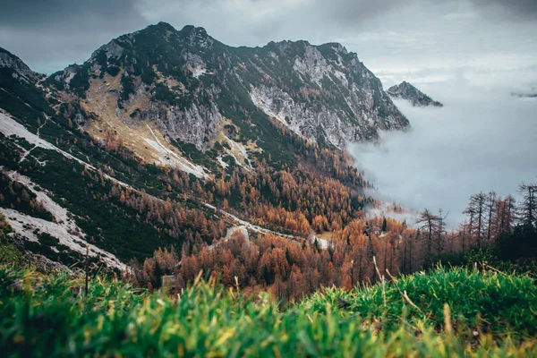 Slovenya 'daki Vrsic Geçidi. Sonbahar dağları manzarası. Julian Alpleri — Stok fotoğraf