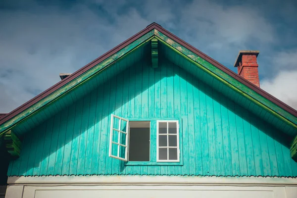 Ventana en el techo de la casa verde vintage. Papel pintado original. Casa y Chimenea — Foto de Stock