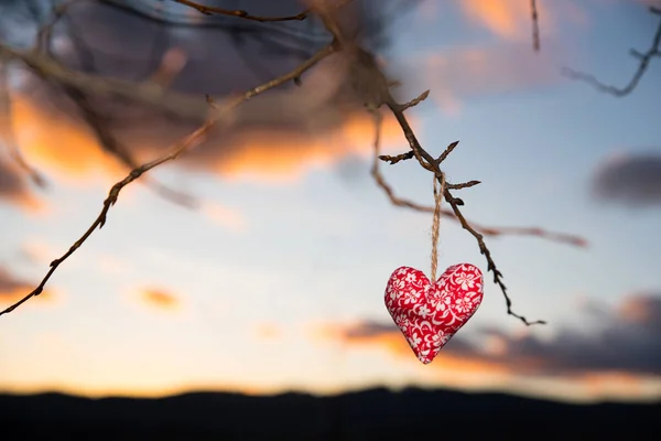 Handgemachtes Herz, Sonnenuntergangshimmel im Hintergrund, Originaltapete oder Postkarte zum Valentinstag — Stockfoto