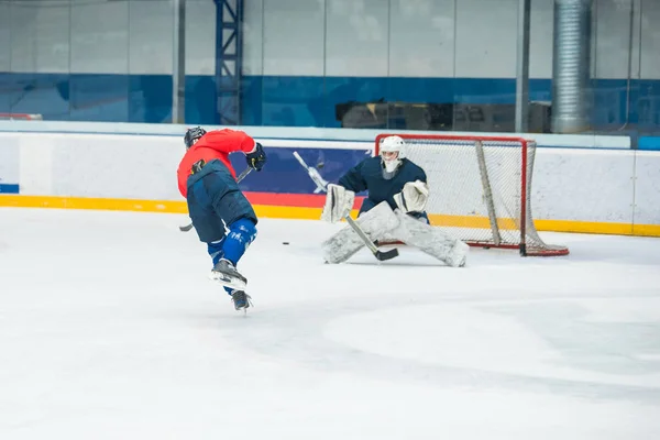 Giocatore di hockey e portiere sul ghiaccio, allenamento foto sport — Foto Stock