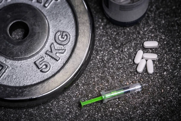 Doping w sporcie i sterydów koncepcji nadużywania z hantlem, — Zdjęcie stockowe