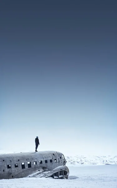 Silhueta mulher no topo do ar velho na Islândia, Viagem aventura — Fotografia de Stock