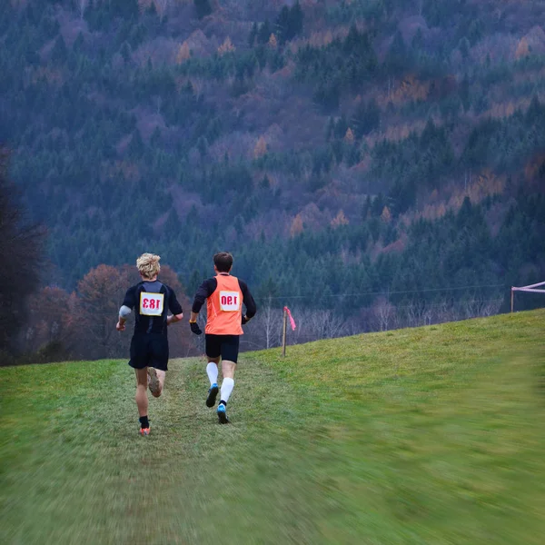 Atleet op cross country hardlopen kampioenschap in de natuur — Stockfoto