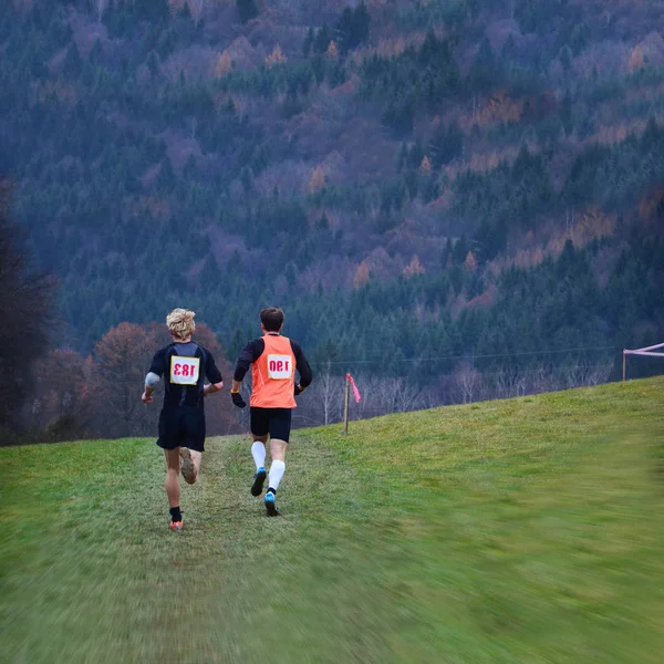 Atleta em cross country campeonato de corrida na natureza — Fotografia de Stock