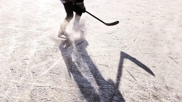 Buz üzerinde hokey oyuncusu silueti, spor konsepti fotoğrafı, beyaz düzenleme alanı — Stok fotoğraf