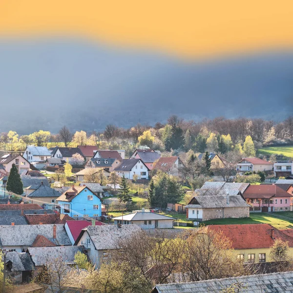 Barevná vesnice při jarním západu slunce — Stock fotografie