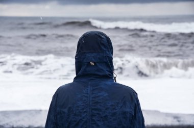 İzlanda doğası, kışın seyahat fotoğrafı karda, macera, gezi, yürüyüş, dağlar.