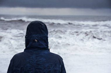 İzlanda doğası, kışın seyahat fotoğrafı karda, macera, gezi, yürüyüş, dağlar.