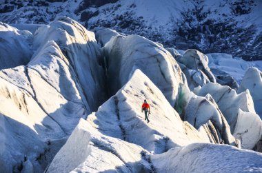 İzlanda doğası, kışın seyahat fotoğrafı karda, macera, gezi, yürüyüş, dağlar.